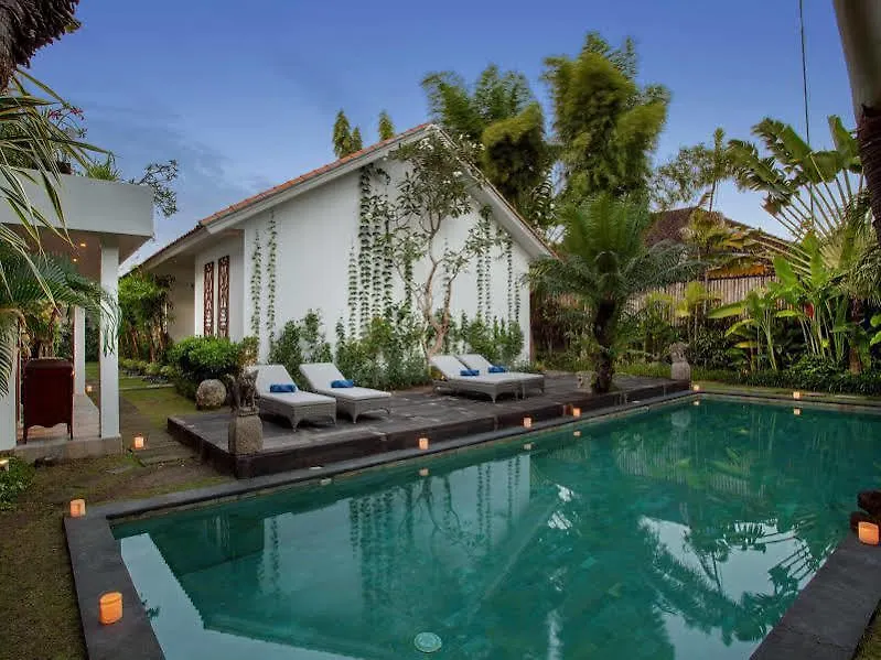 Room & Vespa 3 Seminyak 2*,