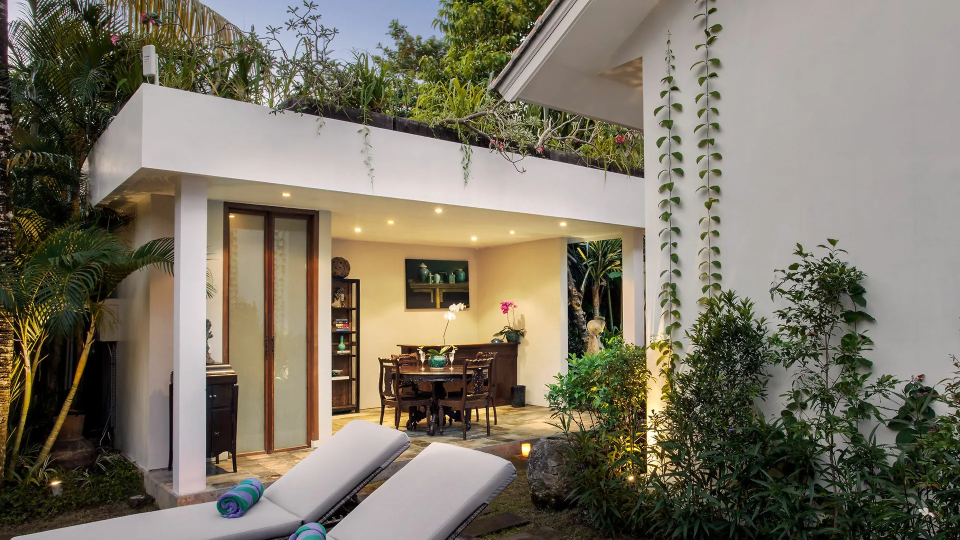 Room & Vespa 3 Seminyak 2*,